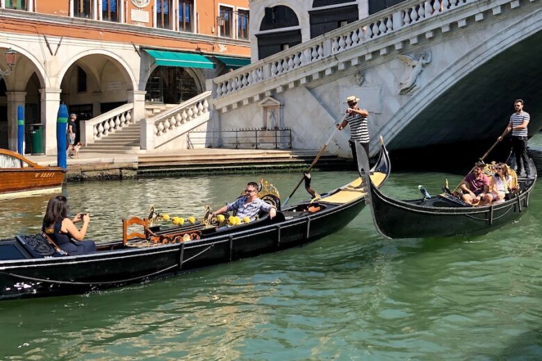 Venice-gondola-rialto