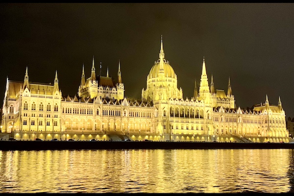 h2-budapest-night-parliament