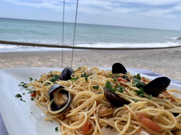 h2-santorini-sea-food-near-beach
